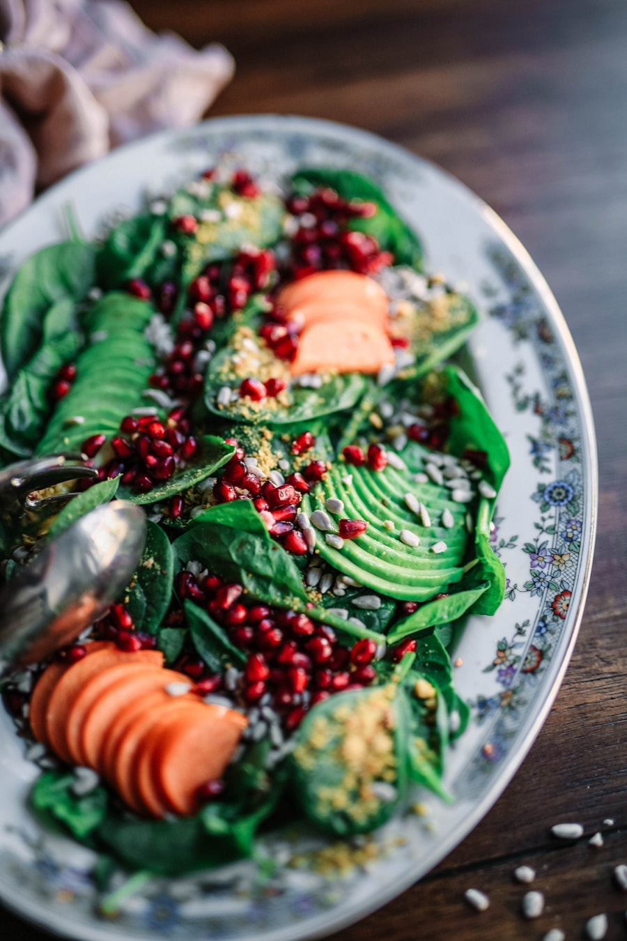 Refeição colorida com vegetais e ingredientes frescos